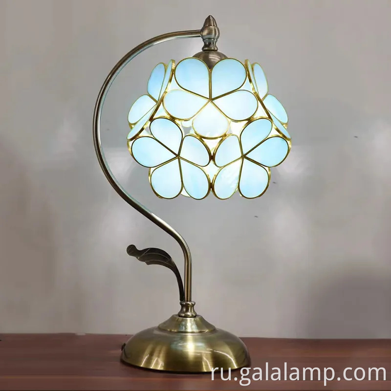 Элегантная цветочная настольная лампа для теплой спальни светится